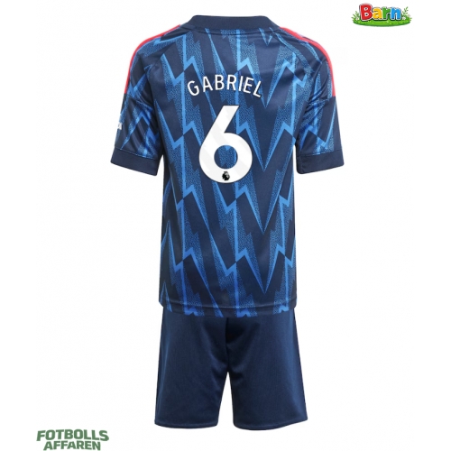 Arsenal Gabriel Magalhaes #6 Bortaställ Barn 2025-26 Kortärmad (+ Korta byxor)